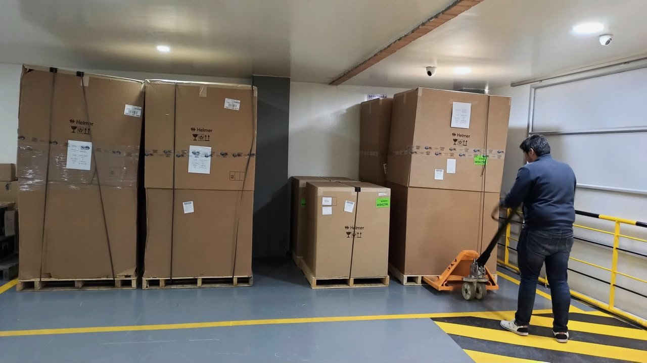 Bodega de Micromédica con equipos en estibas