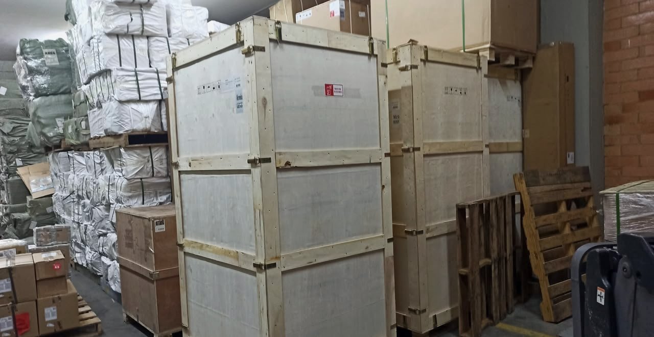 Equipos embalados en guacales en la bodega