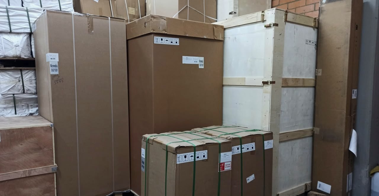 Equipos en stock en guacales y cajas en la bodega