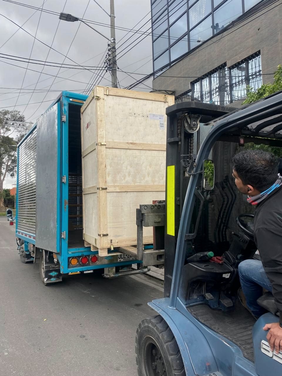 Cargue de un equipo en guacal con montacargas