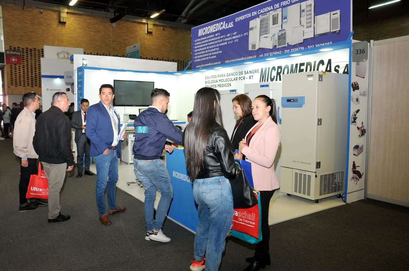 Visitantes recorriendo el stand de Micromédica en Meditech