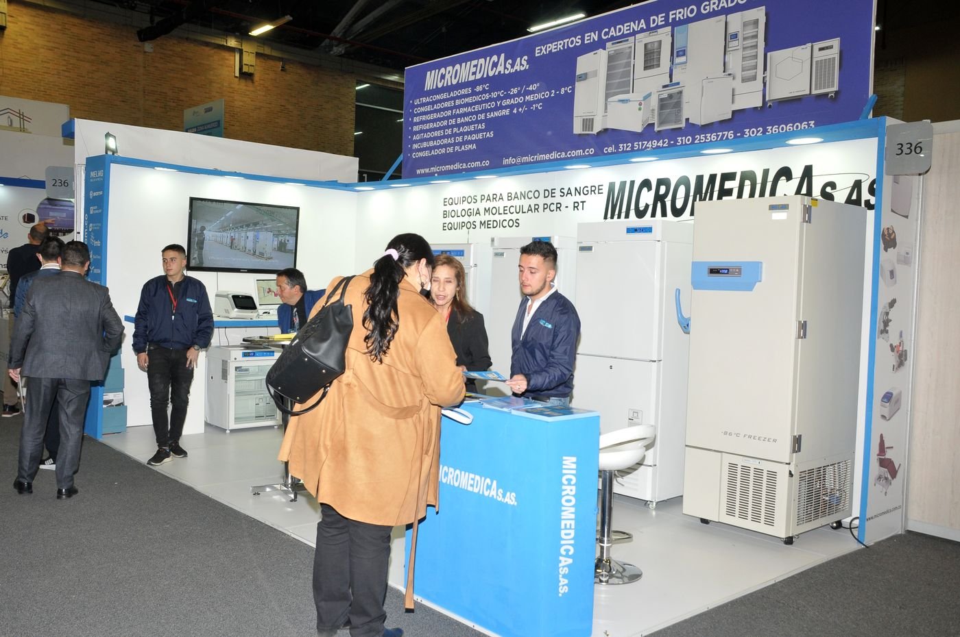 Asesoría a visitantes en el stand de Micromédica en la feria Meditech