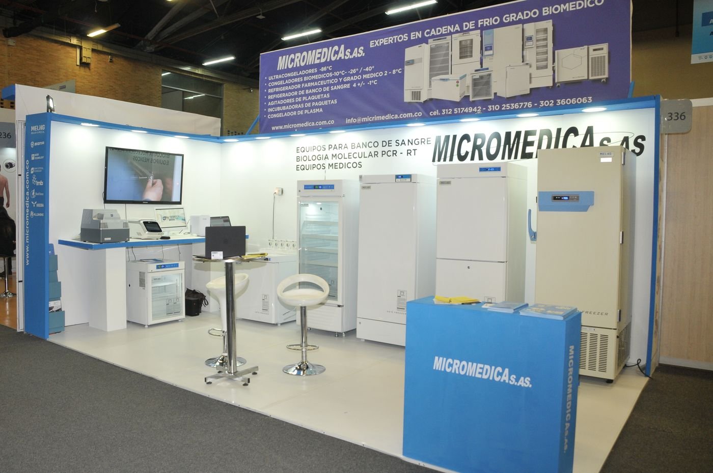 Stand de Micromédica con equipos de cadena de frío y banco de sangre