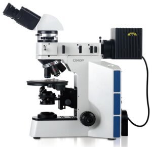 Microscopio de Polarización CX40P de Sunny Optical Technology sobre fondo blanco