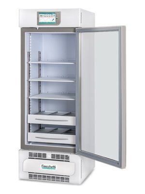 Refrigerador de farmacia Fiocchetti MEDIKA 250 con la puerta abierta Refrigerador de farmacia Fiocchetti MEDIKA 250 con la puerta abierta