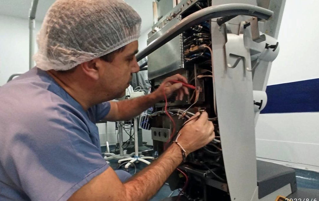 Técnico de Micromédica reparando un equipo médico en sitio