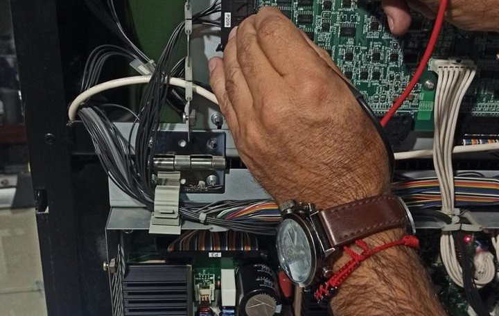 Diagnóstico electrónico de una tarjeta con multímetro