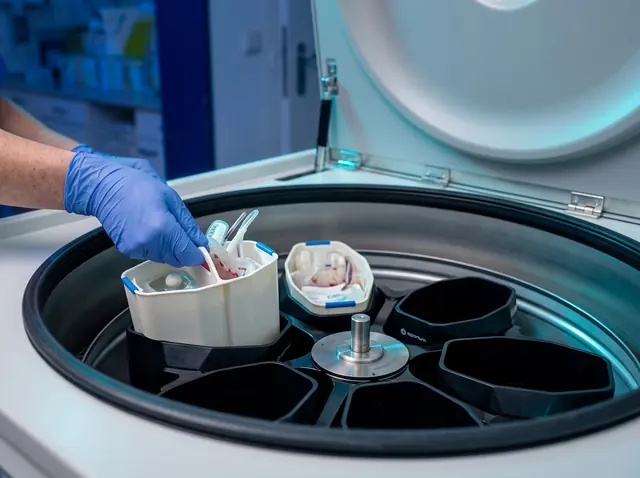 Centrífuga para bolsas de sangre Sigma 8KBS en uso