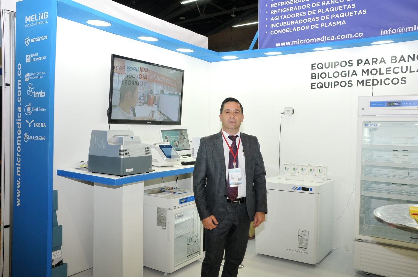 Asesor de Micromédica atendiendo en su stand de la feria Meditech