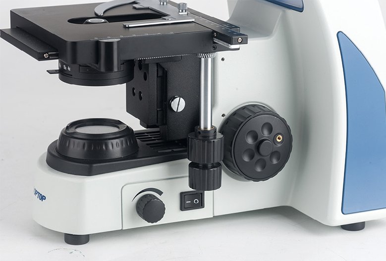 Platina y regulador de intensidad en la base del microscopio EX21 de Sunny Optical Technology