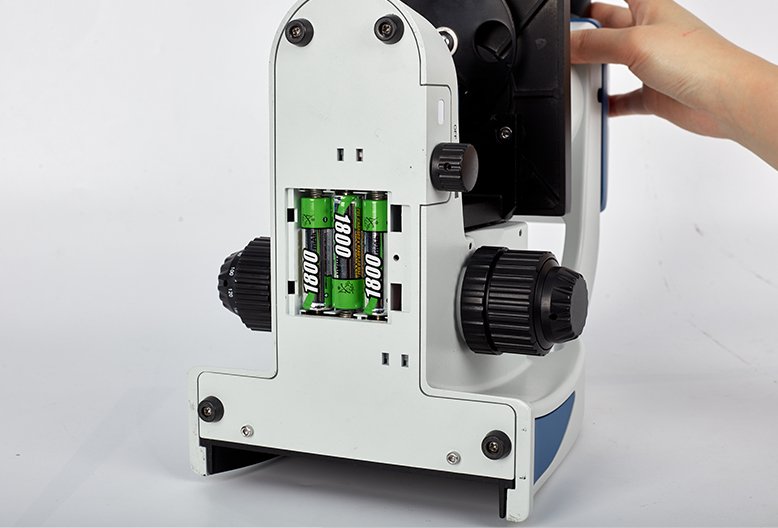 Parte posterior del microscopio E3 de Sunny Optical Technology con las baterías de la luz LED